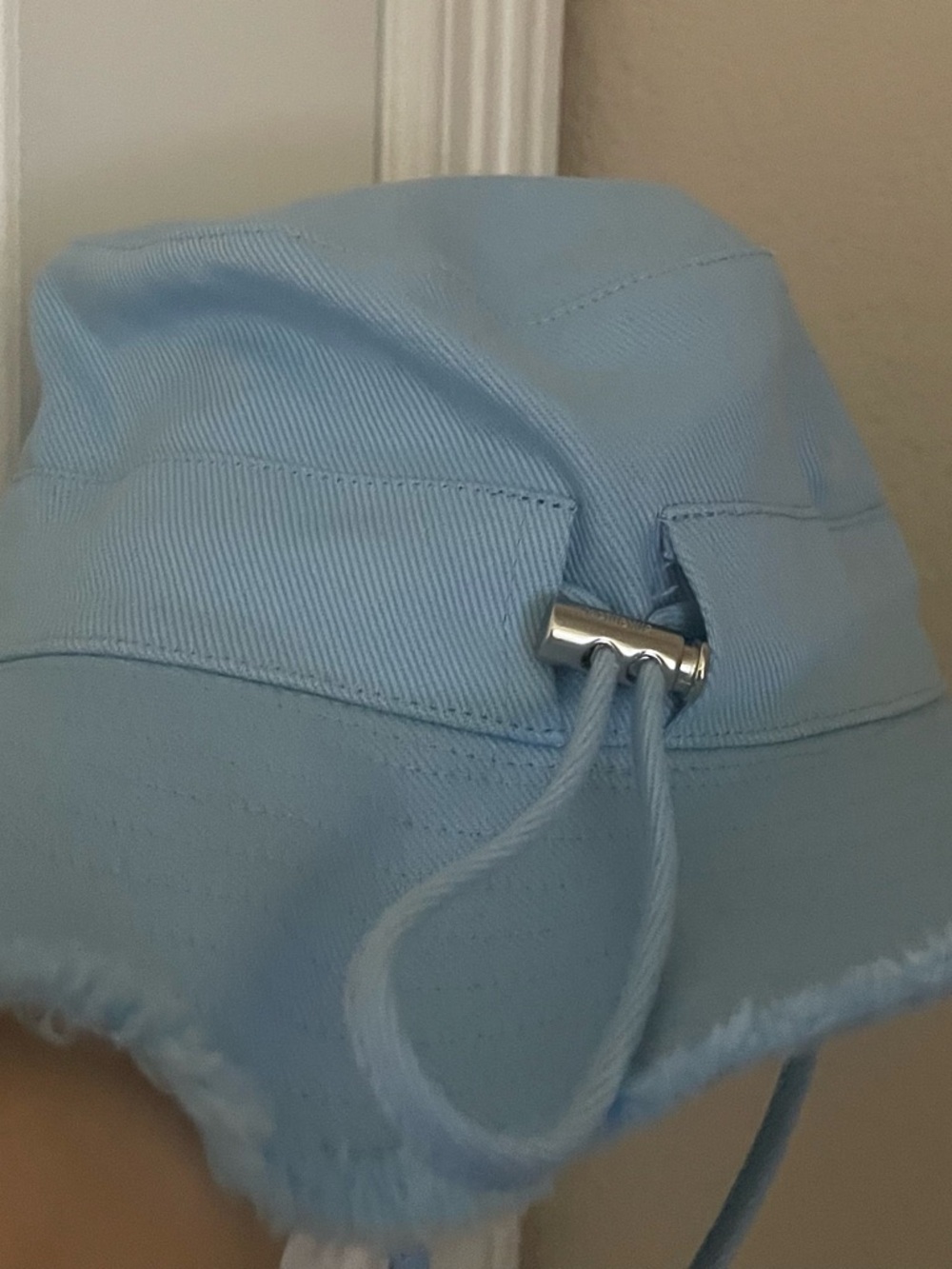 Jacquemus Powder Blue Frayed-Edge Bucket Hat with Chin Cord - Picture 5 of 5